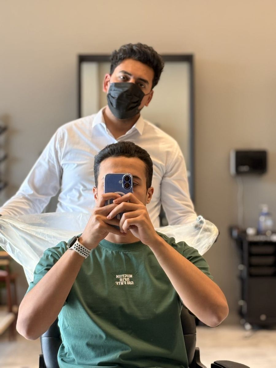 حلاق العنوان مع عميل